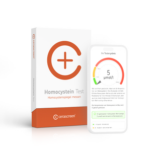 Verpackung des cerascreen Homocystein Tests und Smartphone-Display mit Vorschau des Testergebnisses.